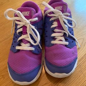 Nike girls tennis shoe